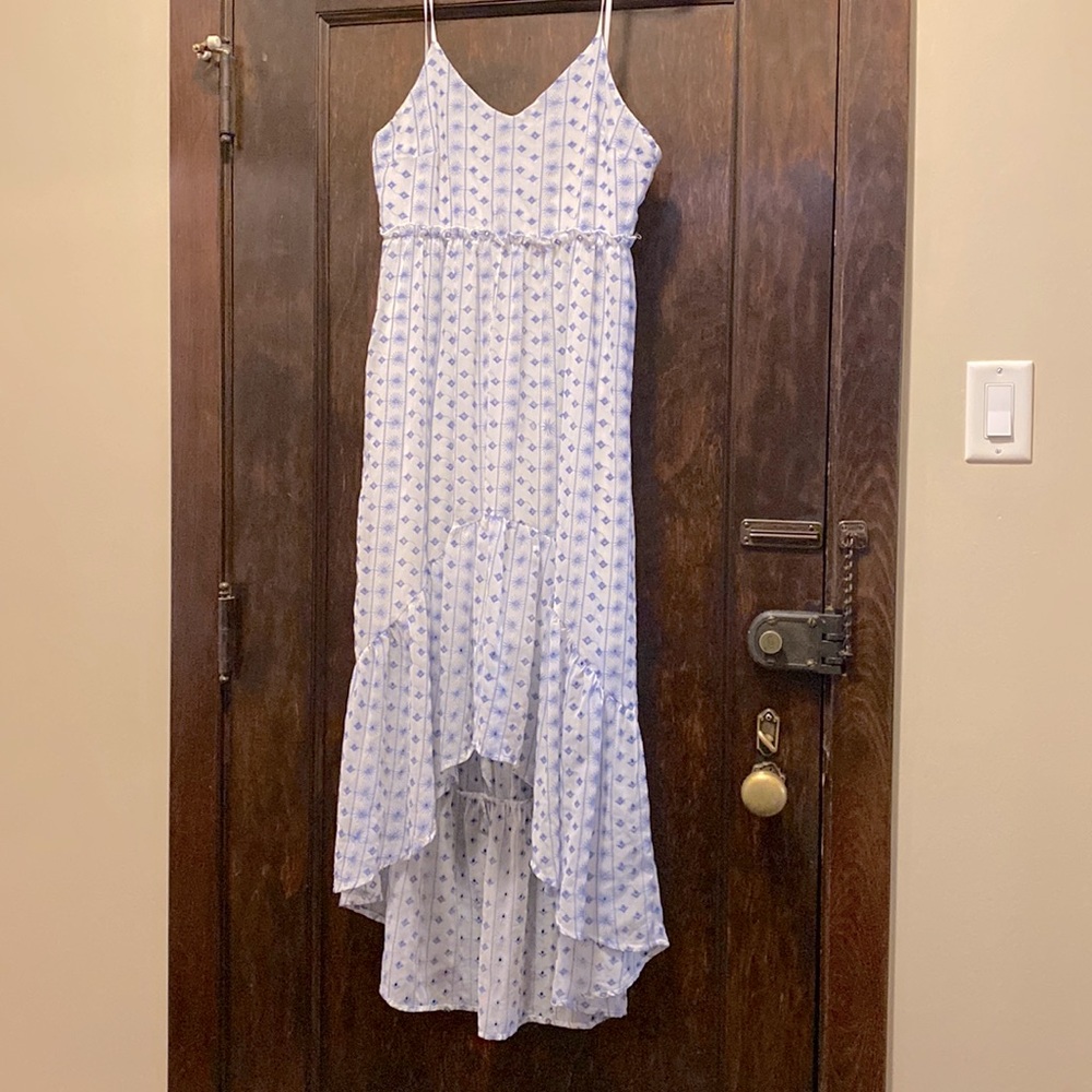 Pretty high low dress 🤍